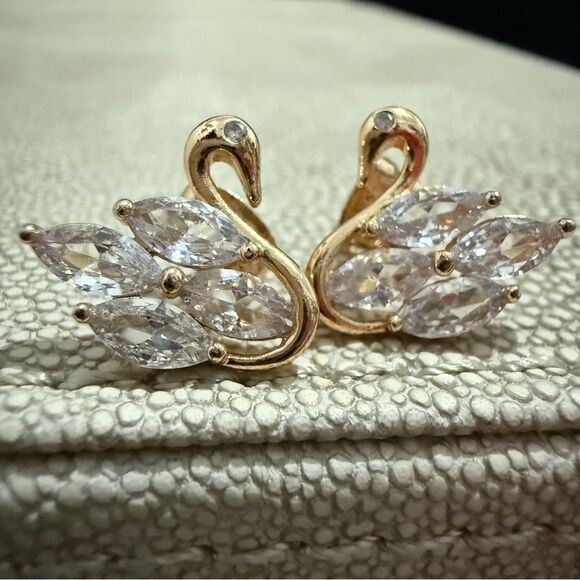 GOLDEN SWAN CRYSTAL STUD EARRINGS – WOMEN’S ELEGANT STATEMENT JEWELRY - Picture 13 of 17